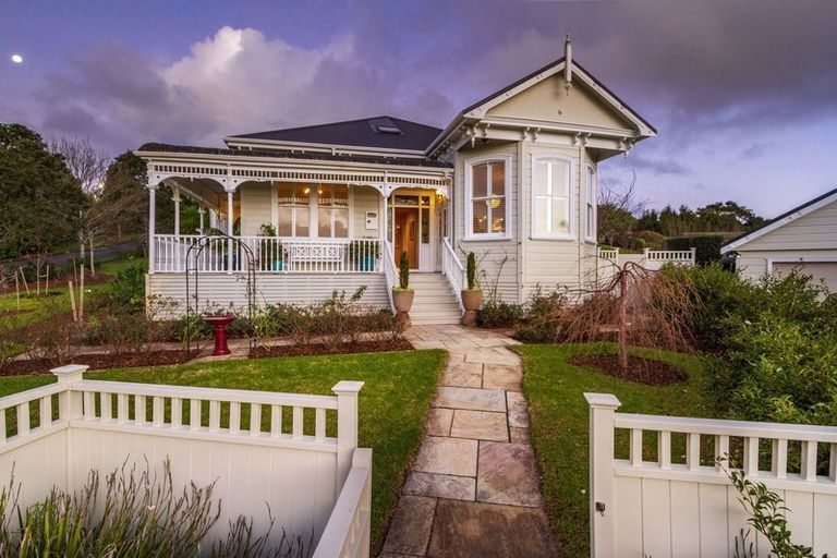 Photo of property in 6 Eastvale Close, Greenhithe, Auckland, 0632