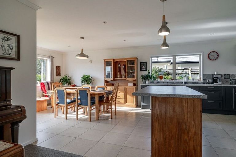 Photo of property in 6 Silkwood Place, Fitzherbert, Palmerston North, 4410