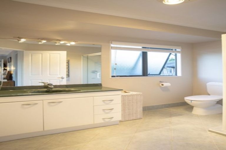 Photo of property in 6 Nottingham Place, Northcross, Auckland, 0630