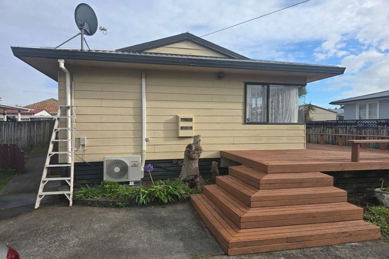 Photo of property in 52 Kelwyn Road, Kelston, Auckland, 0602