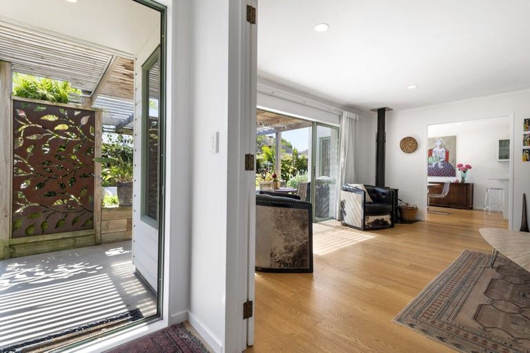 Photo of property in 2/13 Montgomery Avenue, Rothesay Bay, Auckland, 0630