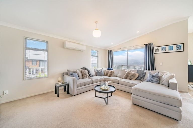 Photo of property in 15 James Nairn Grove, Riverstone Terraces, Upper Hutt, 5018