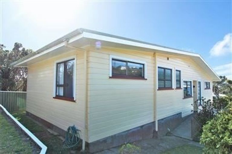 Photo of property in 2 Bancroft Terrace, Newlands, Wellington, 6037