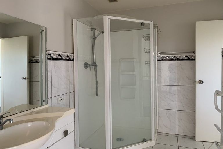 Photo of property in 3 Bridgehead Cove, West Harbour, Auckland, 0618