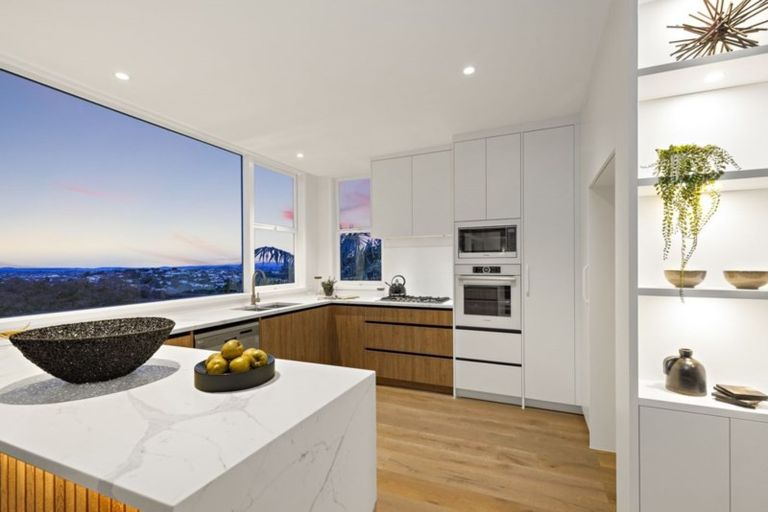 Photo of property in 181 Glenfield Road, Hillcrest, Auckland, 0627