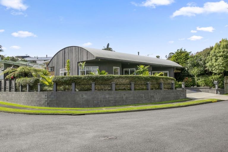 Photo of property in 8 Spencer Place, Merrilands, New Plymouth, 4312