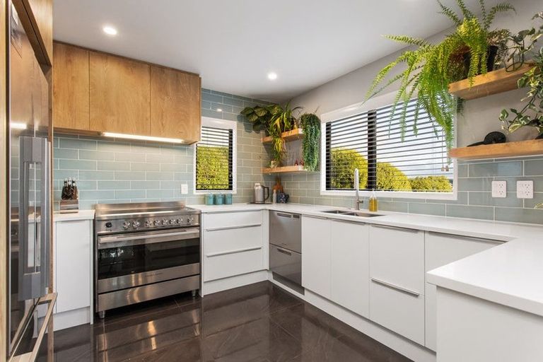 Photo of property in 28 Highcrest Heights, Westmorland, Christchurch, 8025