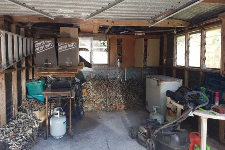 Photo of property in 10 Scanlen Terrace, Kelston, Auckland, 0602