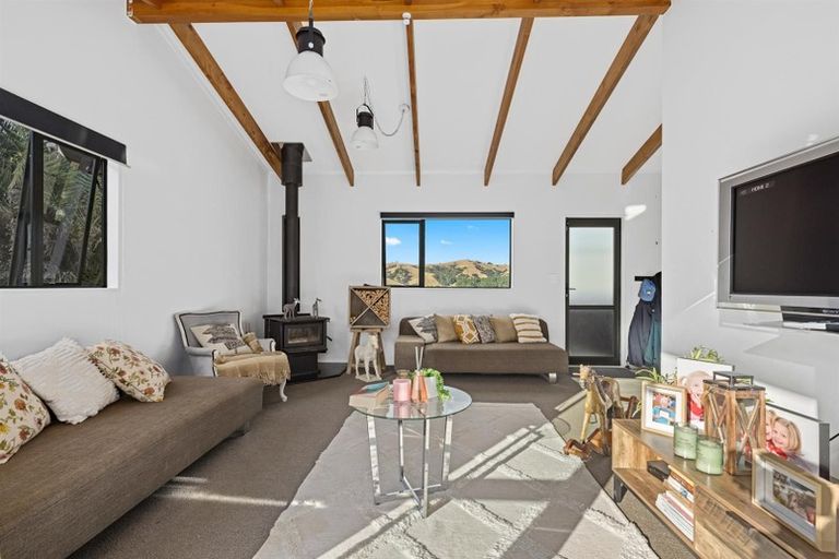 Photo of property in 15 Empressa Heights, Helensville, 0800