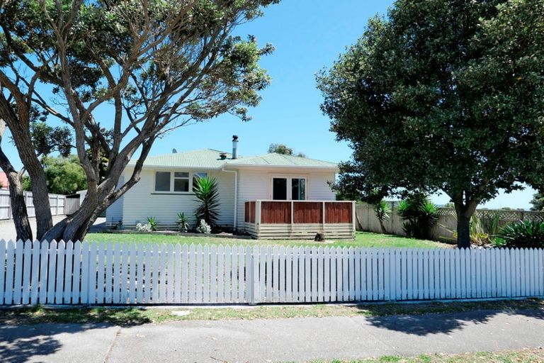 Photo of property in 14 Campion Road, Waikanae Beach, Waikanae, 5036