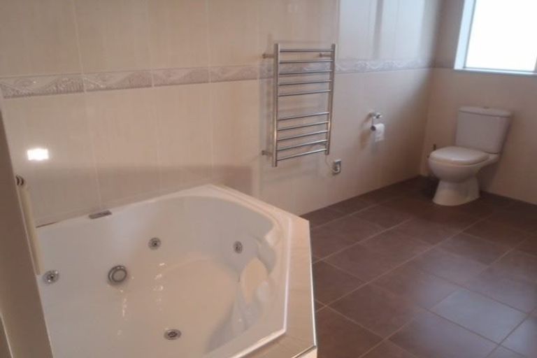 Photo of property in 11 Harrowglen Drive, Northcross, Auckland, 0632