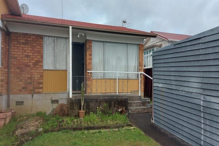 Photo of property in 3/2 Mickle Street, Te Atatu South, Auckland, 0610