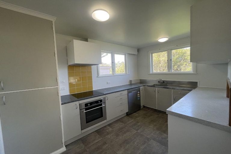 Photo of property in 19 Spenmoor Street, Newlands, Wellington, 6037