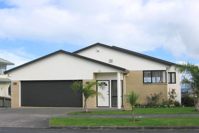 Photo of property in 25 Ribbonwood Crescent, Goodwood Heights, Auckland, 2105