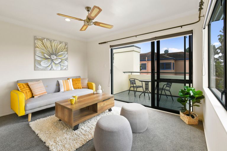 Photo of property in 16 Crannich Place, Wattle Downs, Auckland, 2103