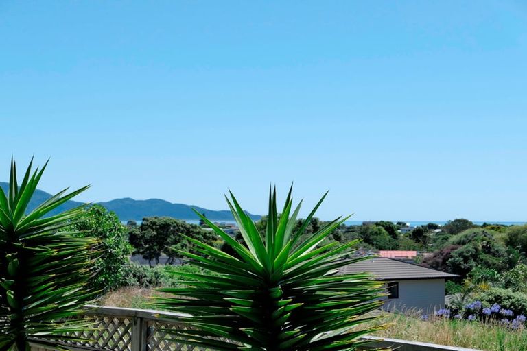 Photo of property in 14 Campion Road, Waikanae Beach, Waikanae, 5036