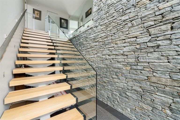 Photo of property in 33 Sargood Drive, Wanaka, 9305