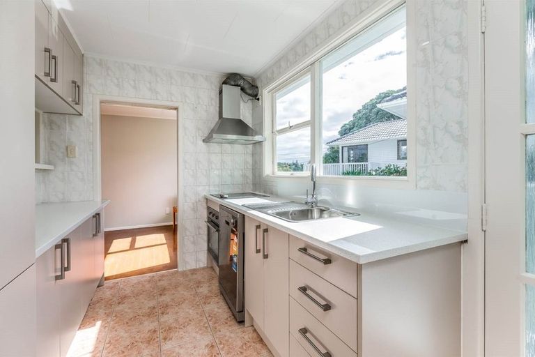 Photo of property in 4 Trinidad Road, Sunnynook, Auckland, 0620