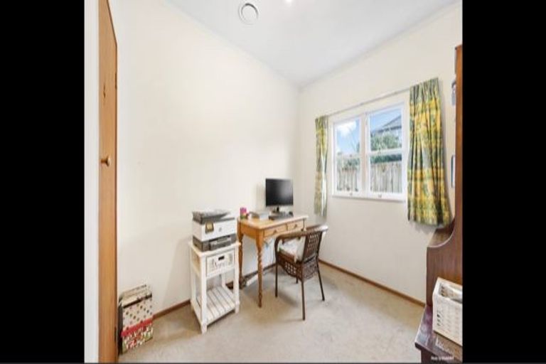 Photo of property in 2/41 Pah Road, Cockle Bay, Auckland, 2014