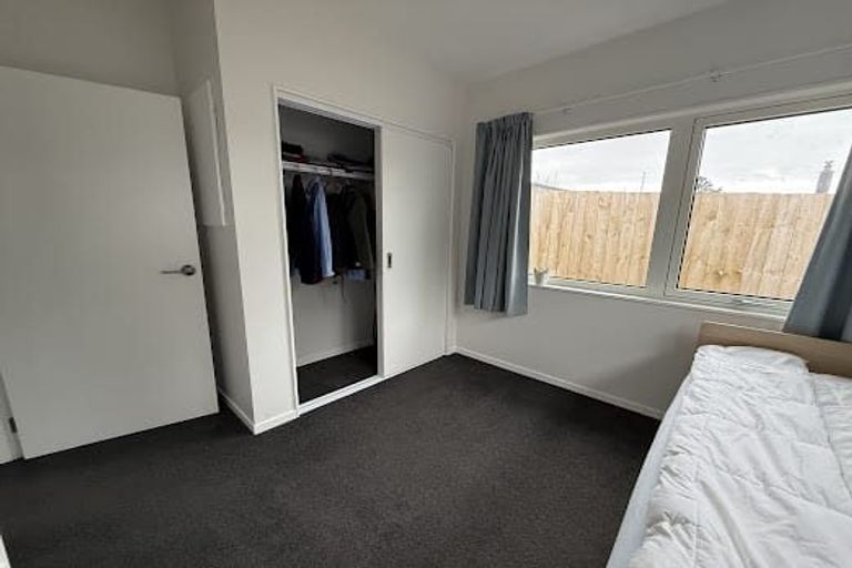 Photo of property in 12a Warrington Grove, Newlands, Wellington, 6037