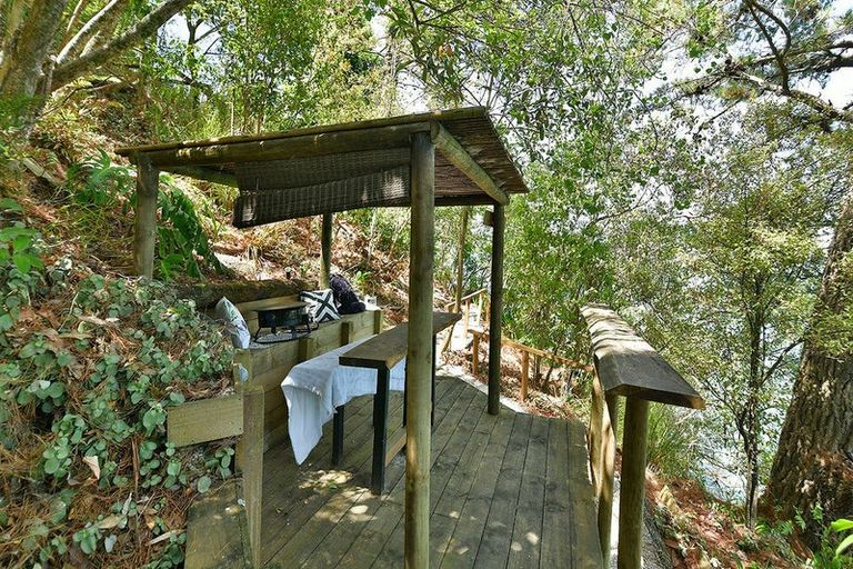 Photo of property in 254 Wade River Road, Wade Heads, Whangaparaoa, 0932