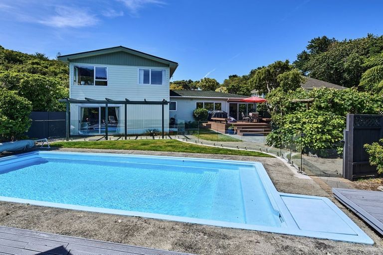 Photo of property in 7 Tui Terrace, Tawa, Wellington, 5028