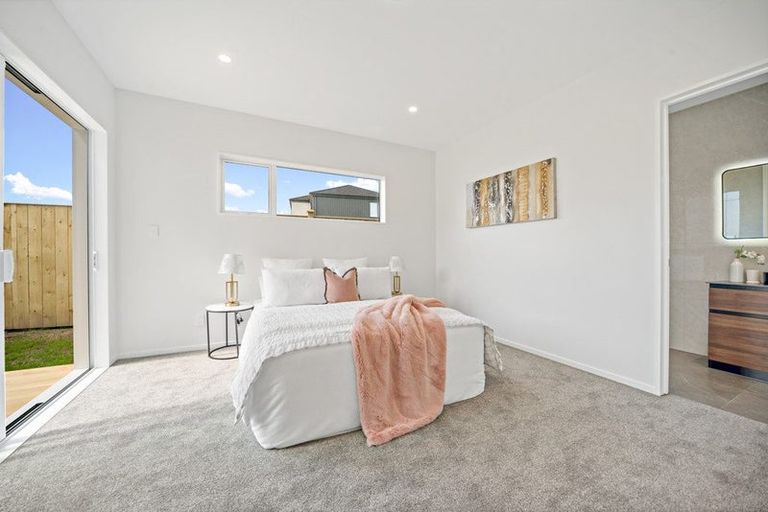 Photo of property in 1 Ritetai Street, Clarks Beach, 2122