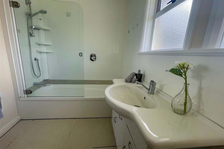 Photo of property in 4 Hollard Grove, Avalon, Lower Hutt, 5011