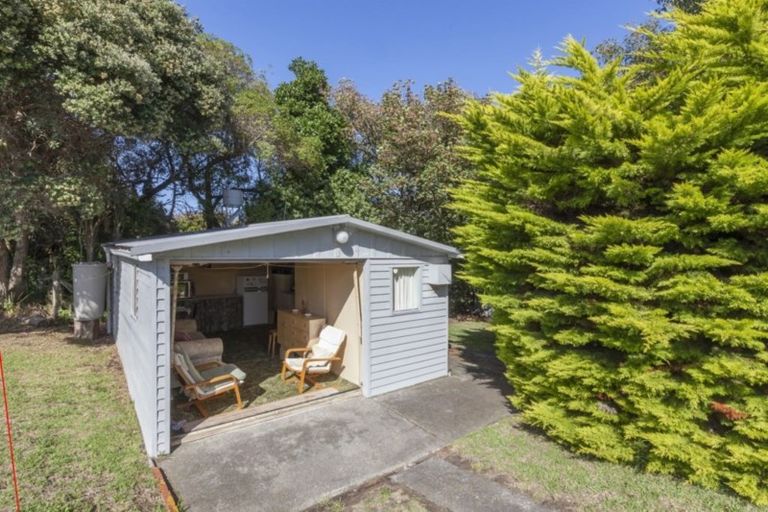 Photo of property in 44 Freyberg Crescent, Waikanae Beach, Waikanae, 5036