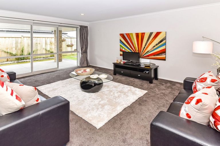 Photo of property in 9 Tongeren Square, Karaka, Papakura, 2113