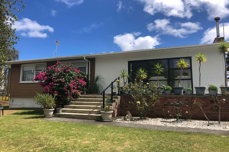 Photo of property in 10 Lomas Place, Manurewa, Auckland, 2102