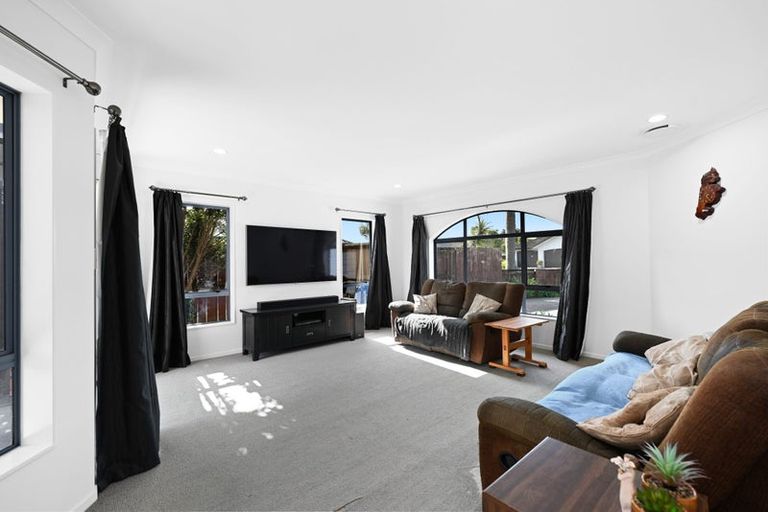 Photo of property in 50 Waiwherowhero Drive, St Andrews, Hamilton, 3200