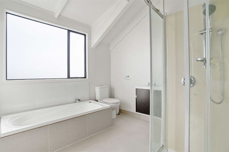 Photo of property in 2/10 Helicon Place, Totara Vale, Auckland, 0629