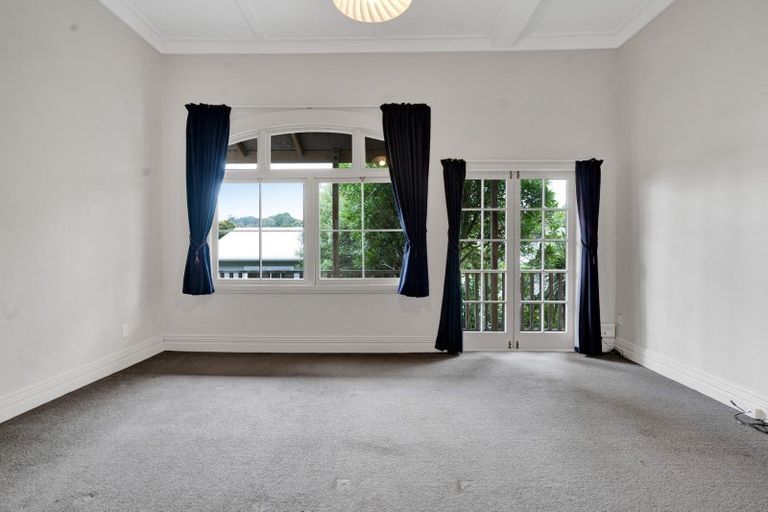 Photo of property in 35 Belt Road, Moturoa, New Plymouth, 4310