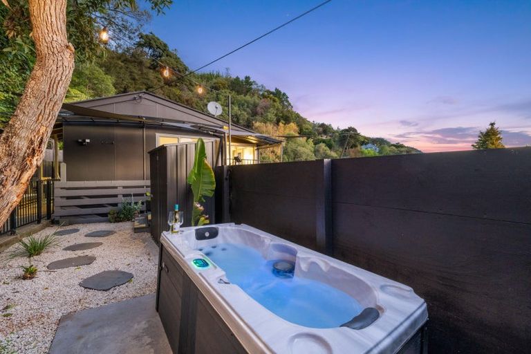 Photo of property in 33 Milton Terrace, Picton, 7220