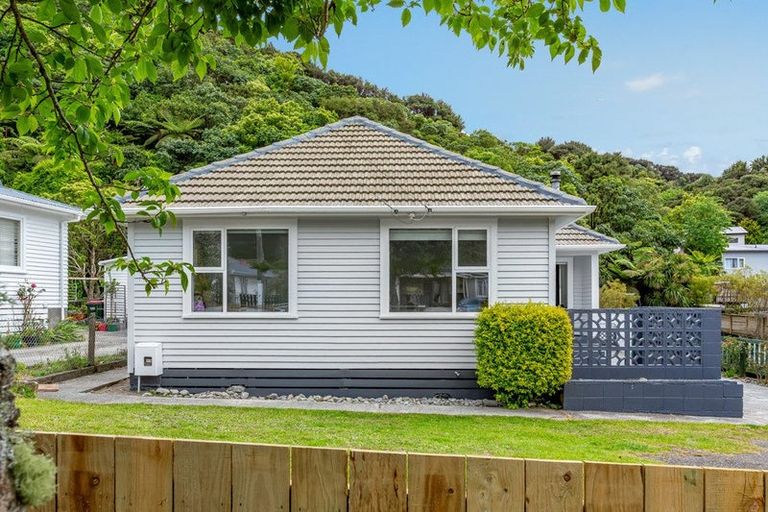 Photo of property in 52 Lees Grove, Wainuiomata, Lower Hutt, 5014