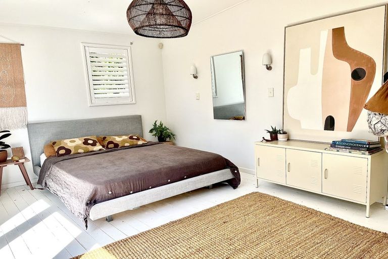 Photo of property in 11 Richmond Road, Mahina Bay, Lower Hutt, 5013