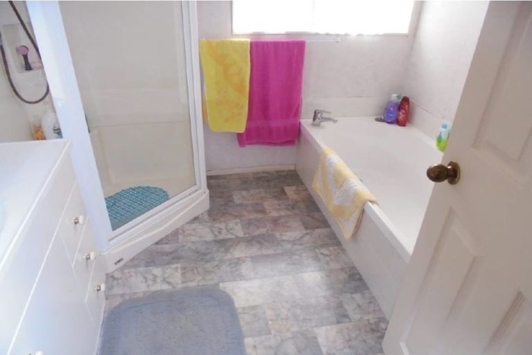 Photo of property in 1/2 Doment Crescent, Orewa, 0931