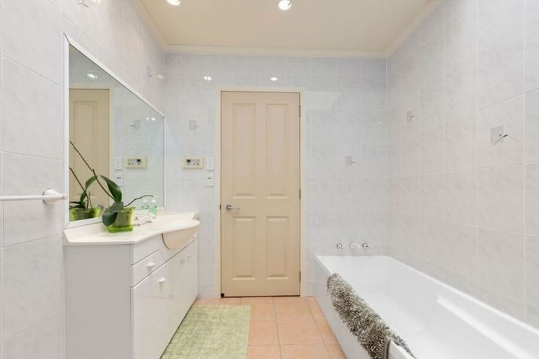 Photo of property in 3 Margaret Henry Crescent, Oteha, Auckland, 0632