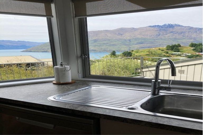 Photo of property in 38 Greenstone Place, Fernhill, Queenstown, 9300