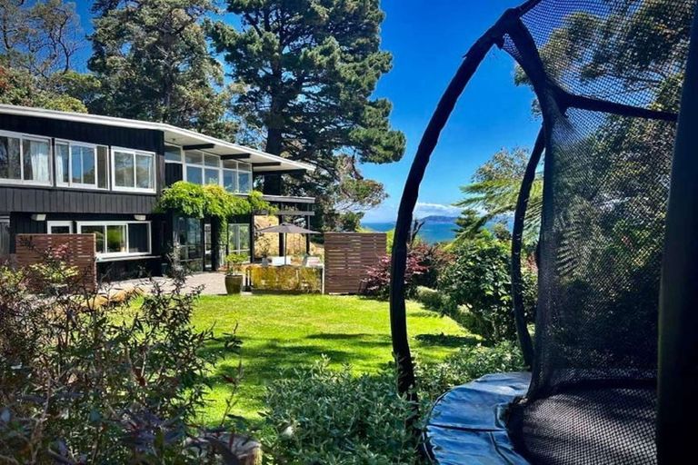 Photo of property in 11 Richmond Road, Mahina Bay, Lower Hutt, 5013