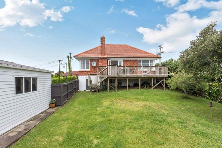 Photo of property in 60 Uxbridge Road, Mellons Bay, Auckland, 2014