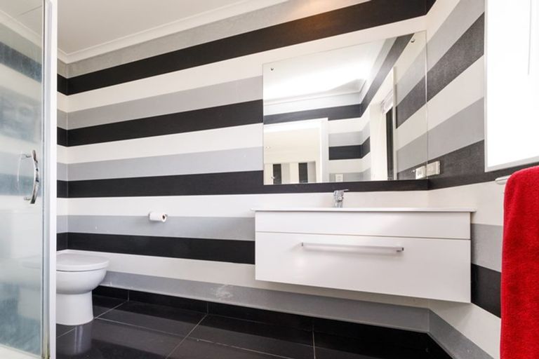 Photo of property in 5 D'urville Place, Kelvin Grove, Palmerston North, 4414