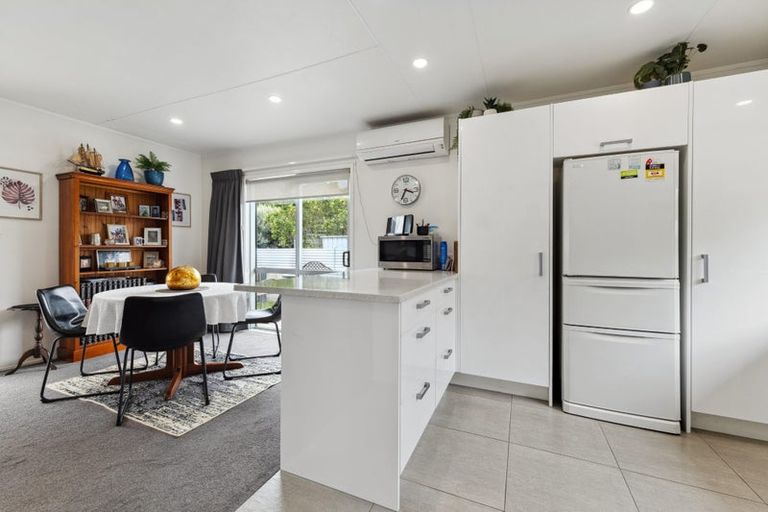 Photo of property in 2/5 Rainsford Street, Moturoa, New Plymouth, 4310