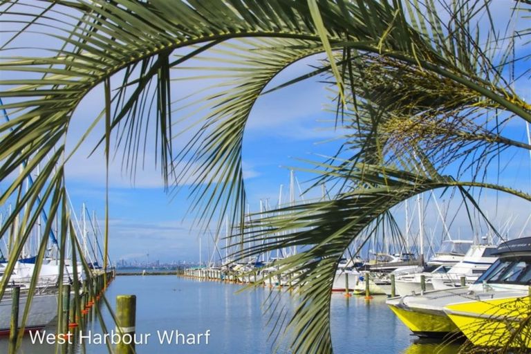 Photo of property in 10 Oakpark Place, West Harbour, Auckland, 0618