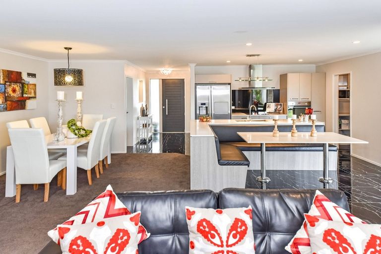 Photo of property in 9 Tongeren Square, Karaka, Papakura, 2113