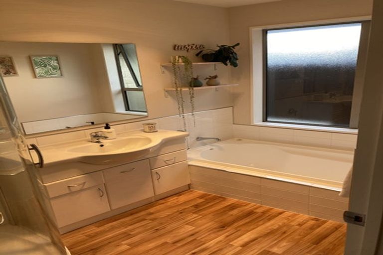 Photo of property in 16a Dunsford Close, Halswell, Christchurch, 8025