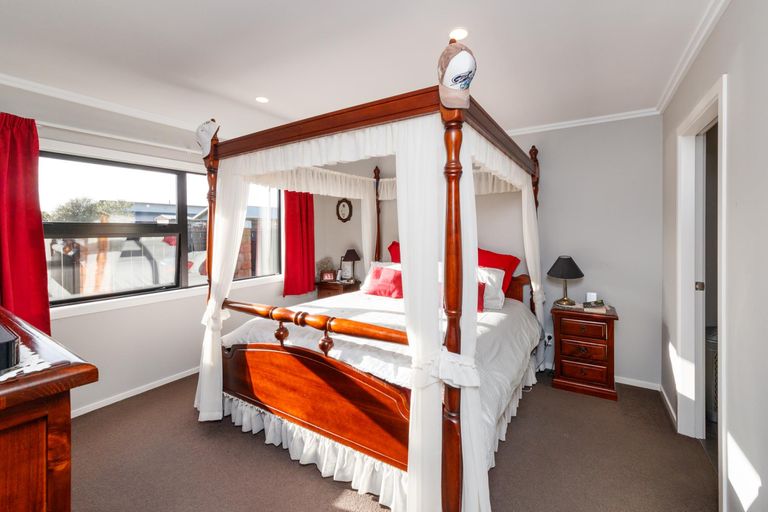 Photo of property in 1 Angelina Way, Kelvin Grove, Palmerston North, 4414