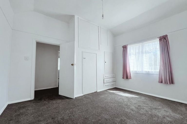 Photo of property in 1 Titahi Bay Road, Porirua City Centre, Porirua, 5022