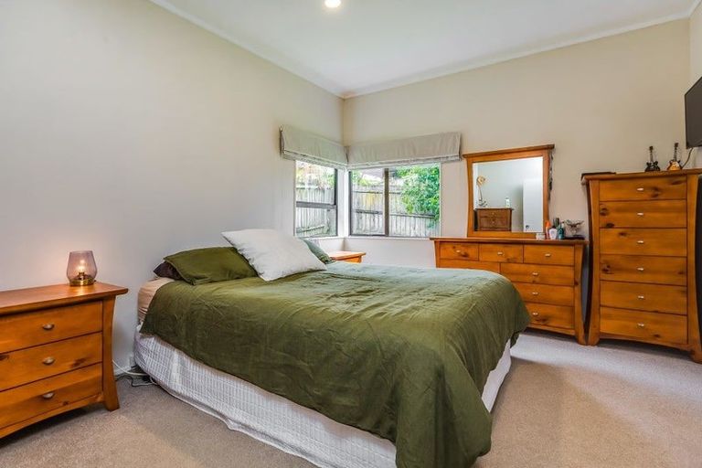 Photo of property in 2/5 Witheford Drive, Bayview, Auckland, 0629